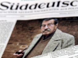 Imagen de la portada del diario alemán Sueddeutsche Zeitung en la que aparece el escritor alemán Günter Grass (arriba). EFE  /