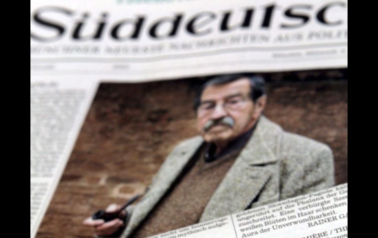 Imagen de la portada del diario alemán Sueddeutsche Zeitung en la que aparece el escritor alemán Günter Grass (arriba). EFE  /