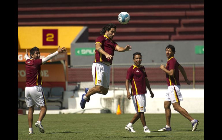 Héctor Hugo Eugui, probó nuevo planteamiento táctico en el entrenamiento. ARCHIVO  /