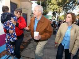 Fernando Guzmán sostuvo este martes una plática con siete jefas de familia.  /