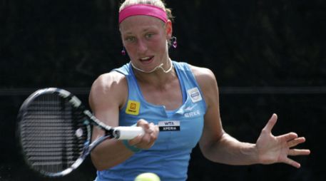 Yanina Wickmayer de Bélgica observa a su tiro a Yaroslava Shvedova de Kazajistán. REUTERS  /