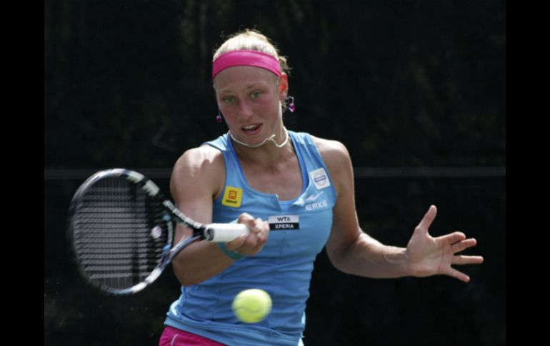 Yanina Wickmayer de Bélgica observa a su tiro a Yaroslava Shvedova de Kazajistán. REUTERS  /