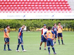 Los guardametas salieron directo a la cancha para llevar a cabo su calentamiento y preparación técnica.  /