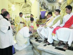 El cardenal Francisco Robles presidió, entre otros actos litúrgicos, la misa del lavatorio de pies, en Catedral.  /