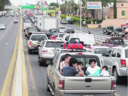 Así lucía ayer la salida de Guadalajara con dirección a Nogales. Algunos viajeros tardaron hasta tres horas en salir de la metrópoli.  /