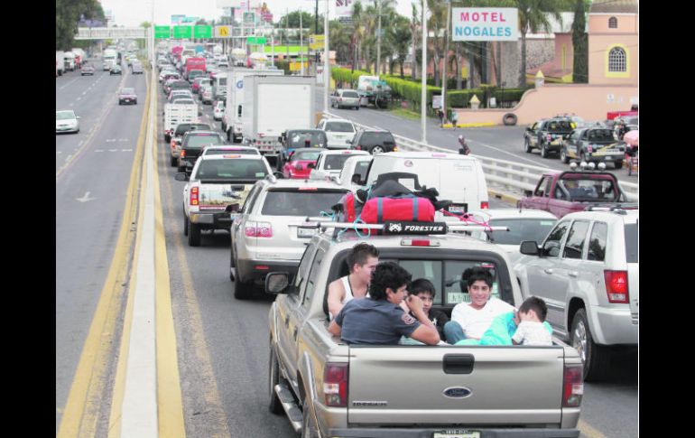 Así lucía ayer la salida de Guadalajara con dirección a Nogales. Algunos viajeros tardaron hasta tres horas en salir de la metrópoli.  /