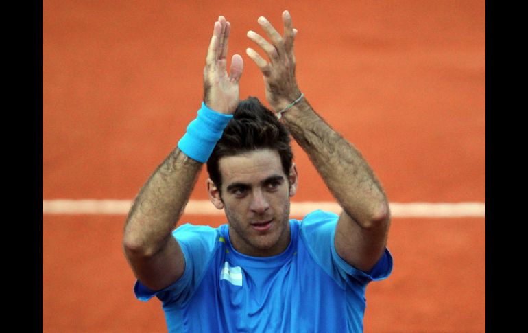 El jugador argentino Juan Martín Del Potro celebra su triunfo 6-2, 7-6 y 6-1 ante Karlovic. EFE  /