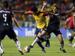 El jugador Rafael Márquez (c) de Monarcas Morelia disputa el balón con Facundo Erpen (i) y Lenadro Cufre (d) de Atlas. EFE  /