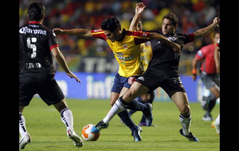 El jugador Rafael Márquez (c) de Monarcas Morelia disputa el balón con Facundo Erpen (i) y Lenadro Cufre (d) de Atlas. EFE  /