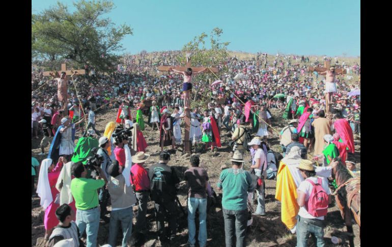 Cientos de personas fungen de espectadores o de actores en San Martín de las Flores. La representación llegó a su edición número 218.  /