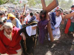 El actor Boni Haro, que representa a Jesús en Tlaquepaque, requirió atención médica por el cansancio.  /