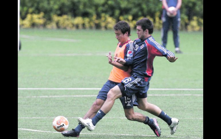 Kristian Álvarez (der.) disputa la posesión de la pelota con Érick Torres. MEXSPORT  /