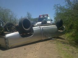 Los lesionados, productos de los accidentes carreteros, fueron atendidos por paramédicos de la Cruz Roja.  /