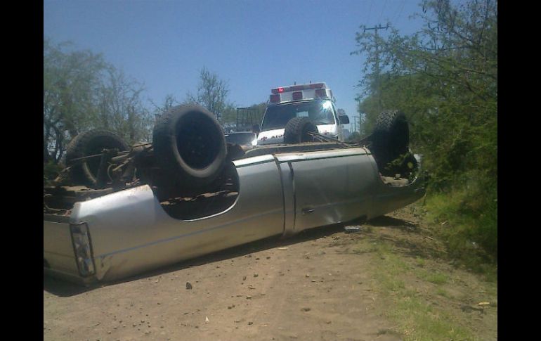 Los lesionados, productos de los accidentes carreteros, fueron atendidos por paramédicos de la Cruz Roja.  /