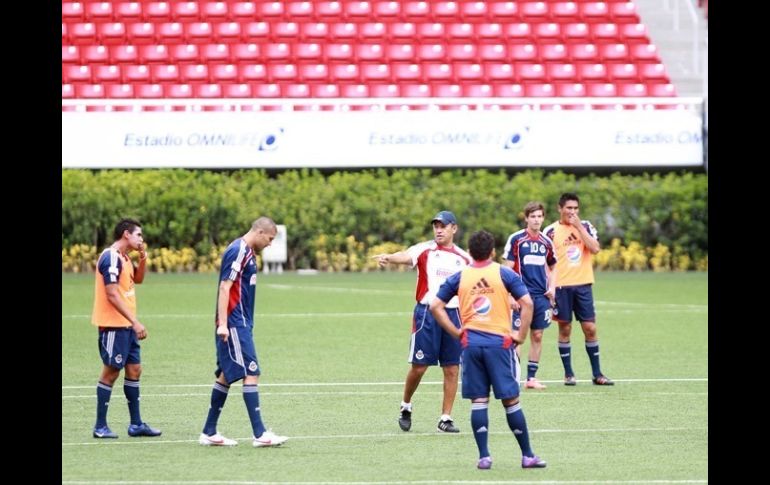 Entrenamiento de las Chivas en el Omnilife. ARCHIVO  /