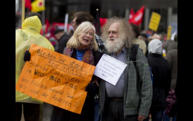 La publicación del poema en respuesta al literato, coincide con las tradicionales marchas pacifistas de Pascua. REUTERS  /