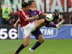 Daniele Bonera del Milan (i) lucha por el control del balón con Stevan Jovetic de la Fiorentina. EFE  /