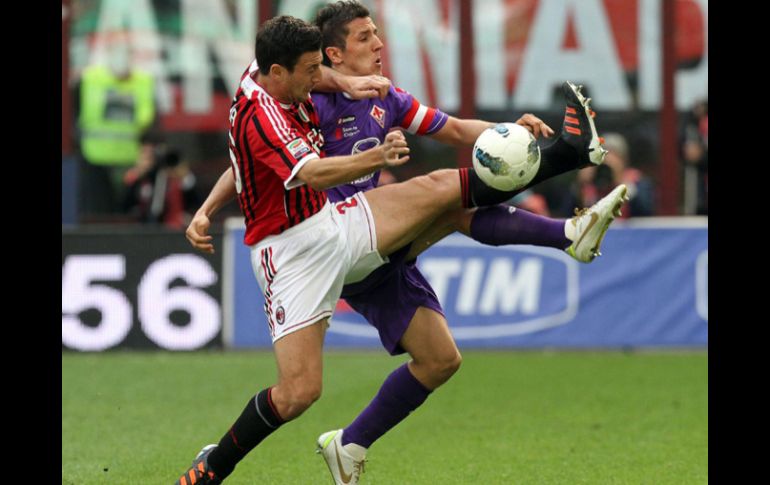 Daniele Bonera del Milan (i) lucha por el control del balón con Stevan Jovetic de la Fiorentina. EFE  /