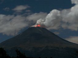 Esta madrugada el volcán Popocatépetl presentó varias fumarolas de vapor de agua e incandescencia en el cono volcánico. NOTIMEX  /