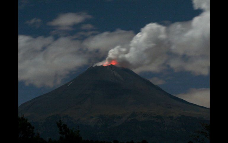 Esta madrugada el volcán Popocatépetl presentó varias fumarolas de vapor de agua e incandescencia en el cono volcánico. NOTIMEX  /