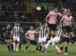 Leonardo Bonucci (der.) remata de cabeza para el primer gol del partido. REUTERS  /