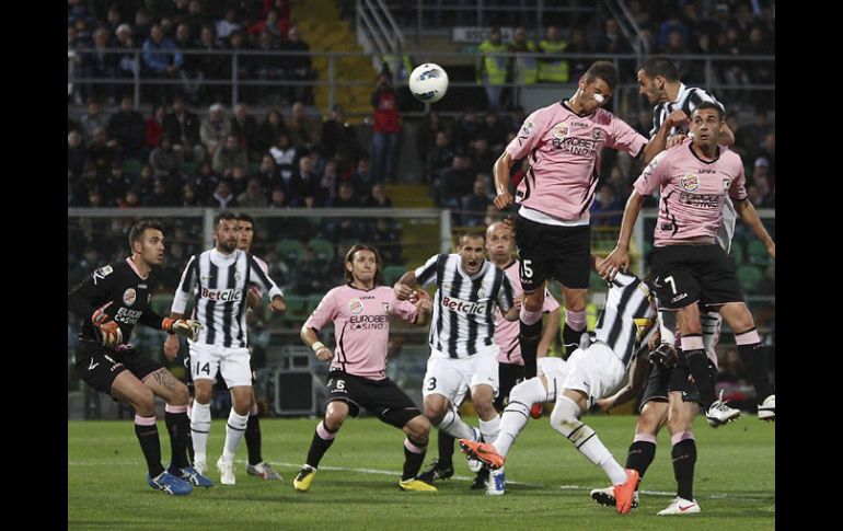 Leonardo Bonucci (der.) remata de cabeza para el primer gol del partido. REUTERS  /