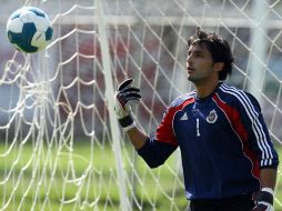 Luis Michel sigue en recuperación para jugar el Clásico ante el América. MEXSPORT  /