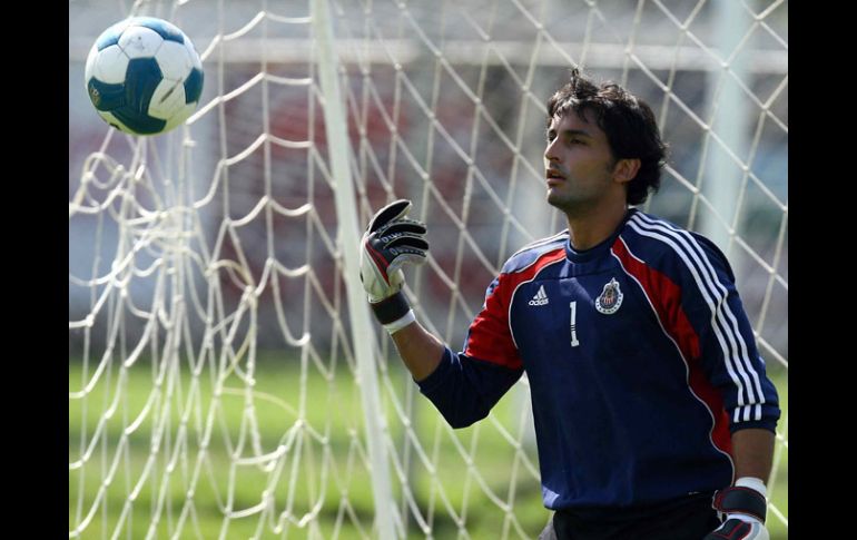 Luis Michel sigue en recuperación para jugar el Clásico ante el América. MEXSPORT  /