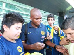 Mosquera atiende a algunos aficionados del América a su llegada al aeropuerto de Guadalajara.  /