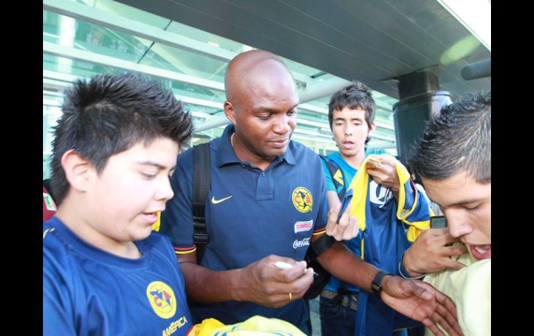 Mosquera atiende a algunos aficionados del América a su llegada al aeropuerto de Guadalajara.  /