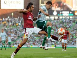 Juan Carlos Leaño y Oribe Peralta disputan un balón en el partido. MEXSPORT  /