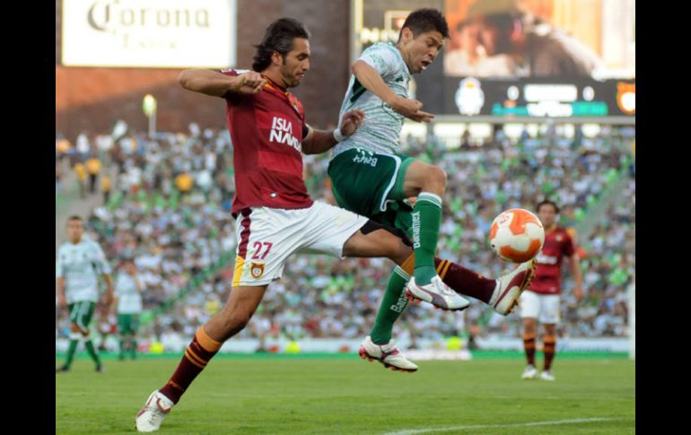 Juan Carlos Leaño y Oribe Peralta disputan un balón en el partido. MEXSPORT  /