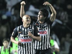 Humberto Suazo (adelante) y Aldo de Nigris festejan una de las anotaciones de Rayados. MEXSPORT  /