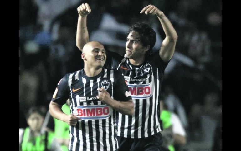 Humberto Suazo (adelante) y Aldo de Nigris festejan una de las anotaciones de Rayados. MEXSPORT  /