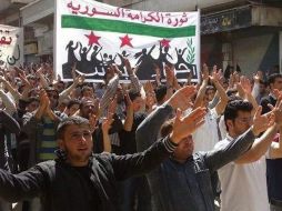 Una multitud manifestándose en Binnish cerca de Idlib (Siria). EFE  /