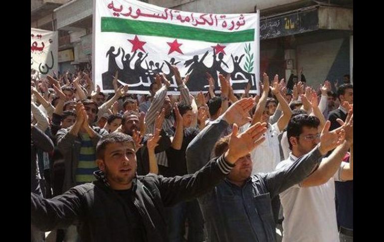 Una multitud manifestándose en Binnish cerca de Idlib (Siria). EFE  /