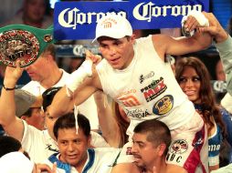 El boxeador mexicano celebra su victoria ante su compatriota Wilbert 'el huracán' Huicab. EFE  /