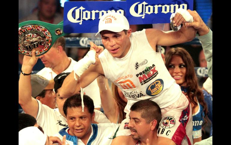 El boxeador mexicano celebra su victoria ante su compatriota Wilbert 'el huracán' Huicab. EFE  /