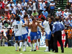 Los jugadores del Puebla celebran el gol de la victoria. MEXSPORT  /