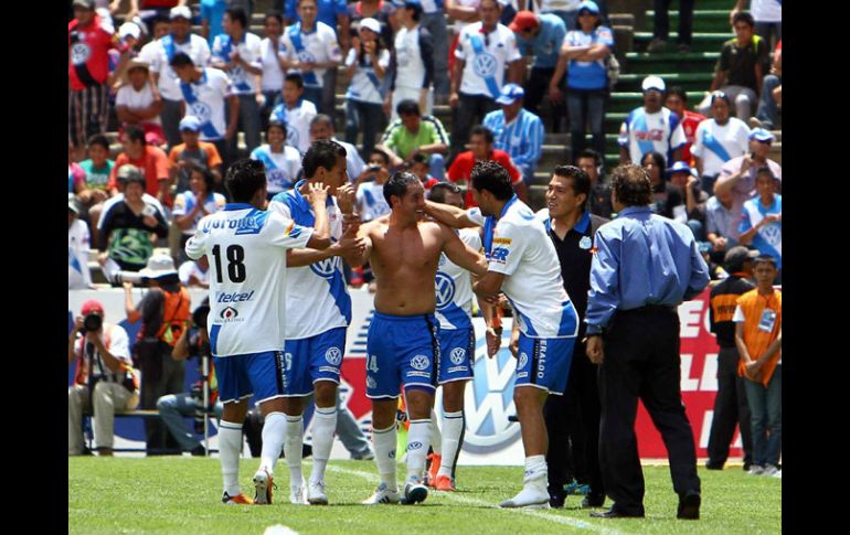 Los jugadores del Puebla celebran el gol de la victoria. MEXSPORT  /