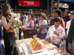 La conductora Laura Barrera vocea durante el recorrido del Sexto Gran Remate de Libros en el Auditorio Nacional.NOTIMEX  /