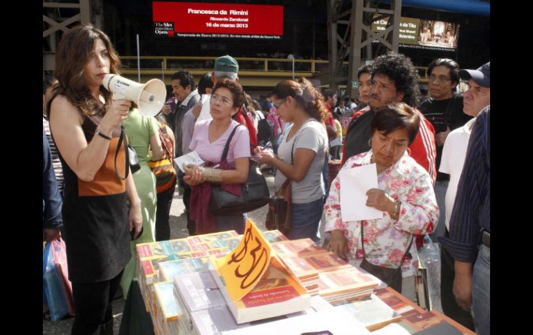 La conductora Laura Barrera vocea durante el recorrido del Sexto Gran Remate de Libros en el Auditorio Nacional.NOTIMEX  /