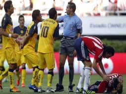 Jugadores de América (I) discuten una decisión del árbitro Marco Antonio Rodríguez (C) a favor del equipo Chivas. EFE  /