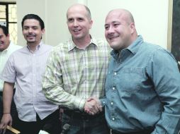 Augusto Valencia (centro) posa con el candidato a gobernador Enrique Alfaro, tras el anuncio de la candidatura por Zapopan.  /