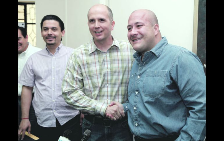 Augusto Valencia (centro) posa con el candidato a gobernador Enrique Alfaro, tras el anuncio de la candidatura por Zapopan.  /