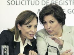 Josefina Vázquez Mota (izquierda), acompañó a Isabel Miranda de Wallace en su registro como candidata. EL UNIVERSAL  /