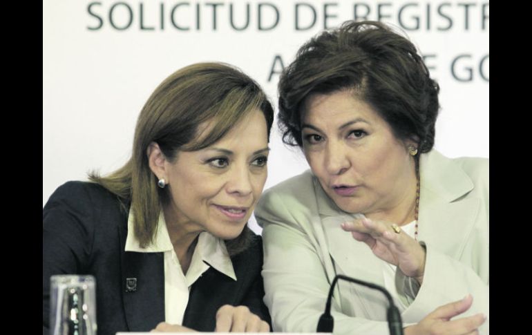 Josefina Vázquez Mota (izquierda), acompañó a Isabel Miranda de Wallace en su registro como candidata. EL UNIVERSAL  /