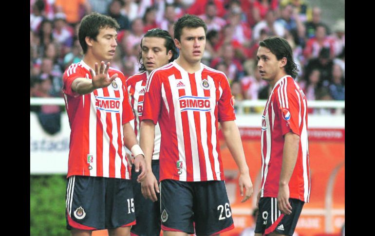 Érick Torres, Héctor Reynoso, Kristian Álvarez y Omar Arellano consternados, ayer en el Estadio Omnilife. MEXSPORT  /