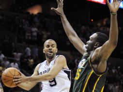 El francés Tony Parker encestó 28 puntos y los Spurs mantuvieron su racha triunfal al vencer a los Jazz de Utah. AP  /