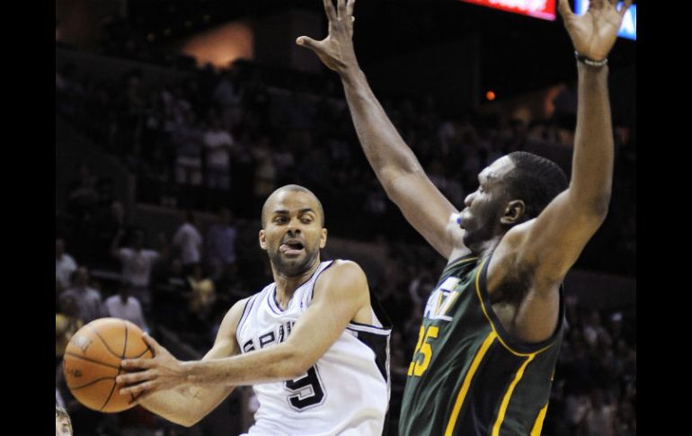 El francés Tony Parker encestó 28 puntos y los Spurs mantuvieron su racha triunfal al vencer a los Jazz de Utah. AP  /